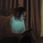 رو چشات سر میخورم تا بگیرم بو تنتو