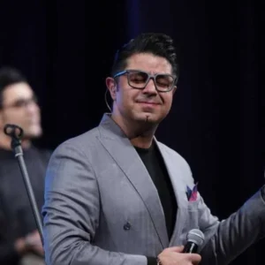 آهنگ ﻳﻪ ﻧﻔﺮ ﻫﺴﺖ ﺑﺎ ﺧﻴﺎﻟﺖ ﻗﻠﺒﺸﻢ آروم ﻧﻤﻴﺸﻪ