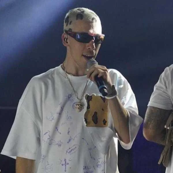 دانلود آهنگ کوروش تنها در خانه دانلود آهنگ کوروش تنها در خانه