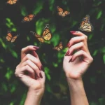پیش همه محبوب واسه منه اخمو