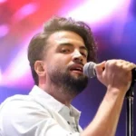 دیدم کنار دریا یک نفر دستاتو گرفته