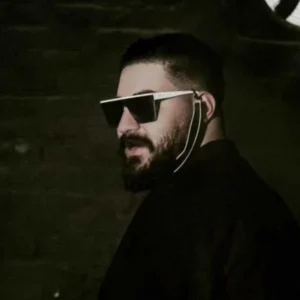 آهنگ هنوزم تویه گوشیم اسمته آروم جونم