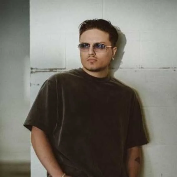 دانلود آهنگ رو بدن تو دستام میره دانلود آهنگ رو بدن تو دستام میره