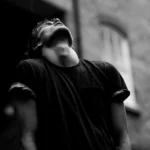 بخند یه عکس بگیرم آخه مثل نفس شدی با صدای زن