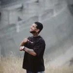 هر چی تویه عکسات بخندی میدونم الان تو فکرمی