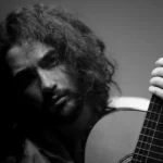 لمس موهای تو مثل تار گیتارم