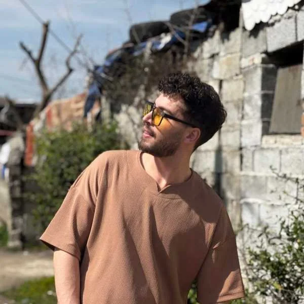 دانلود آهنگ الیمده قیرمیزی پرچم گلیرم