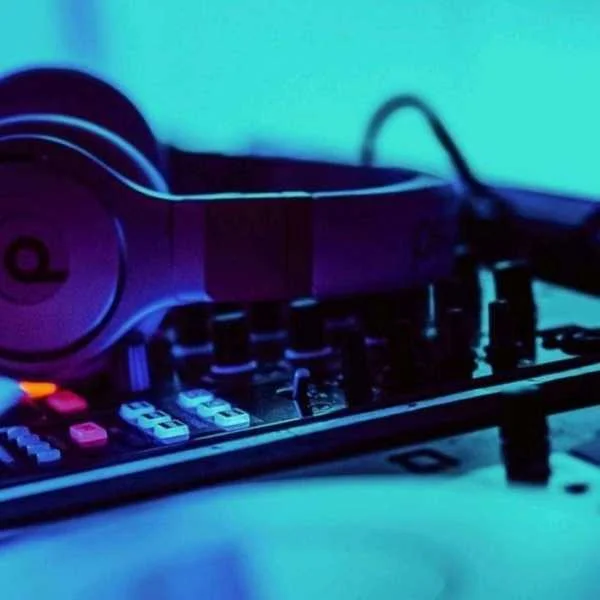 دانلود آهنگ میخواد باندو جر بده و گوشو کر کنه