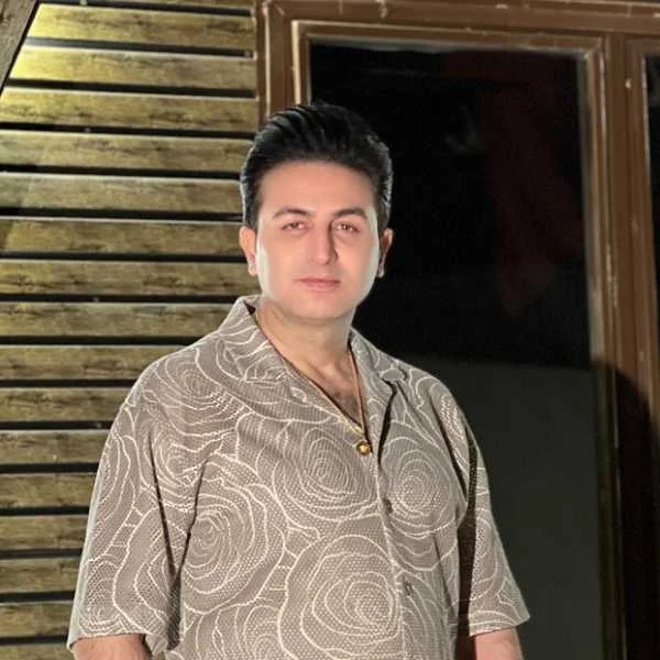 دانلود آهنگ ﻳﺎر ﻗﺪ ﺑﻠﻨﺪم ﻣﺸﻜﻰ ﻣﻮ ﻗﺸﻨﮕﻢ دانلود آهنگ ﻳﺎر ﻗﺪ ﺑﻠﻨﺪم ﻣﺸﻜﻰ ﻣﻮ ﻗﺸﻨﮕﻢ