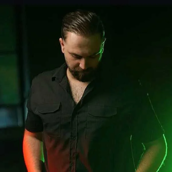 دانلود آهنگ برعکس تو من خیلی دوست دارم