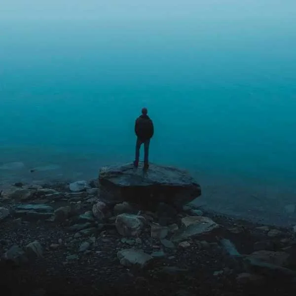 دانلود آهنگ این روزا دنیا واسه من از خونمون کوچیکتره