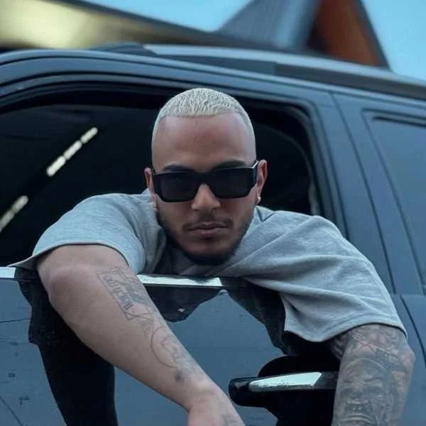 دانلود آهنگ با تو میچسبه همه چی یه جور دیگه دانلود آهنگ با تو میچسبه همه چی یه جور دیگه