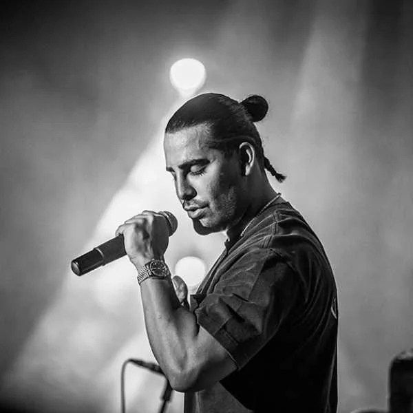 دانلود آهنگ اون بیخیال منه ولی نمیدونه من هنوز دچارشم