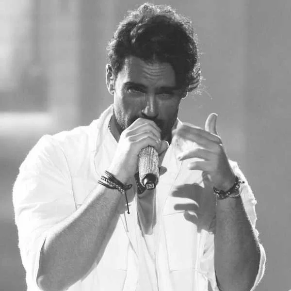 دانلود آهنگ من اولین باری رو که دیدم تورو یادم نمیره