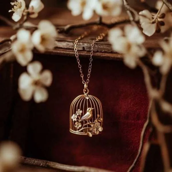 دانلود آهنگ بگو هنوزم داری گردنبندو