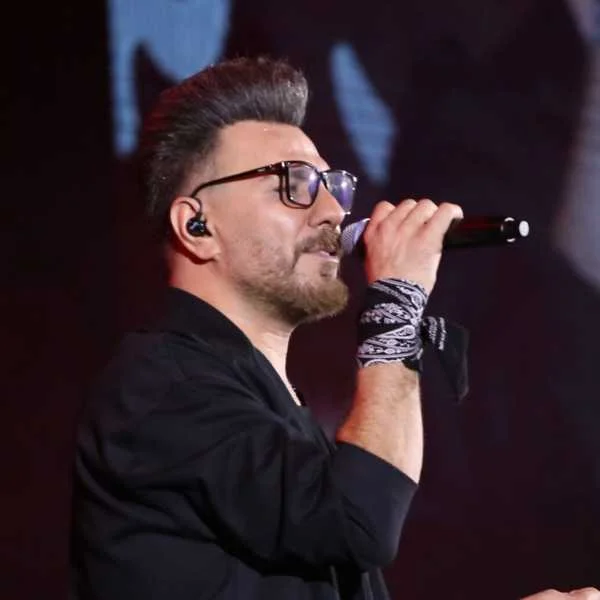 دانلود آهنگ عمرمو به پات میریزم چه خوش اومدی عزیزم