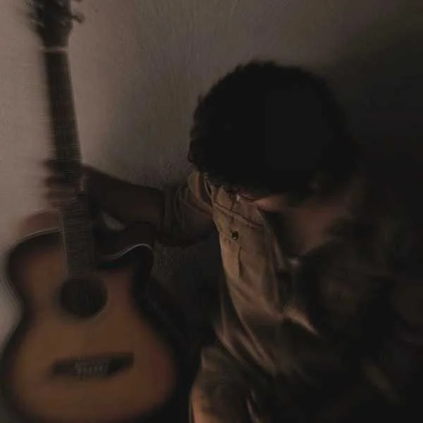 دانلود آهنگ خش رو قلبی مثل زخمی که درمونش فقط توی انفجاره