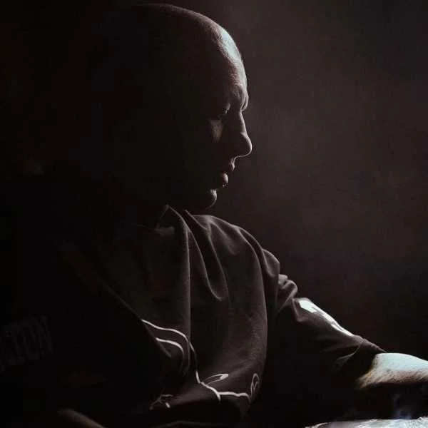 دانلود آهنگ تو مثل سرمایی من پر از آتیشم هوش مصنوعی