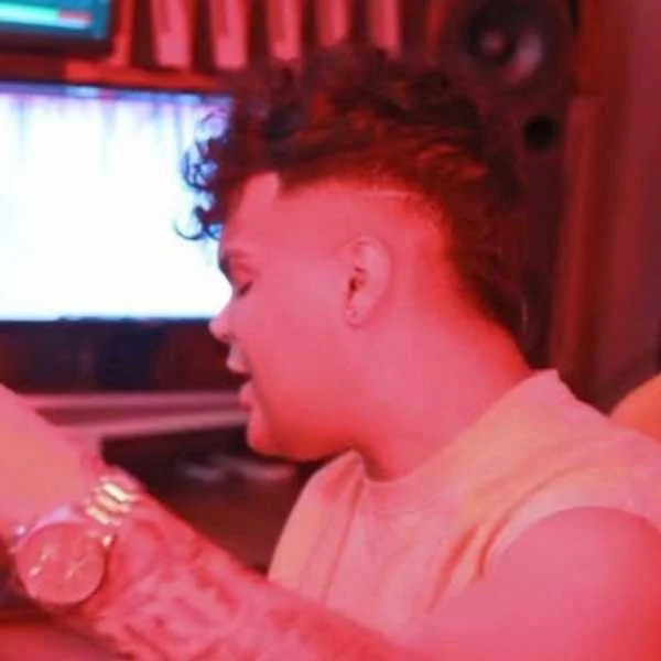 دانلود آهنگ خوشگل کی تو بگو مال کی تو