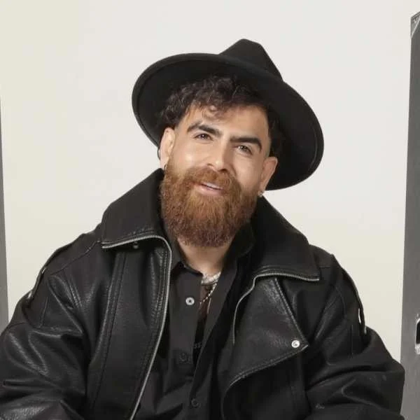 دانلود آهنگ اینکه من عاشقتم خب به کسی چه دانلود آهنگ اینکه من عاشقتم خب به کسی چه