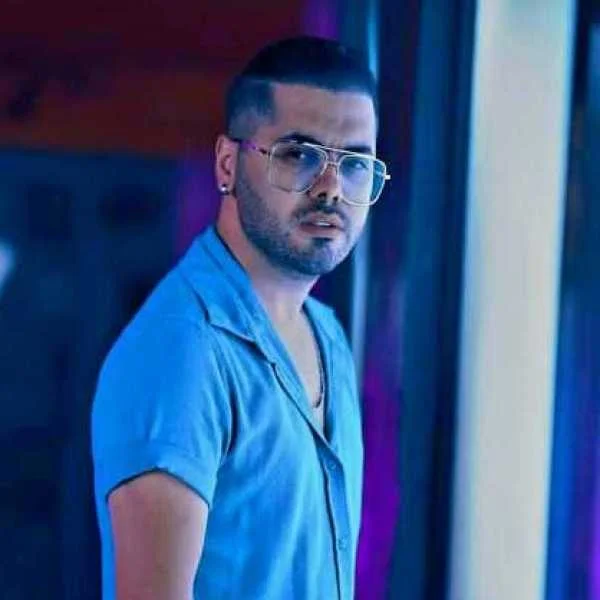 دانلود آهنگ عوض شدی دلیل بند اومدن نفس شدی