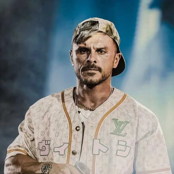 دانلود آهنگ آرمین زارعی با تو میمونم (هوش مصنوعی)