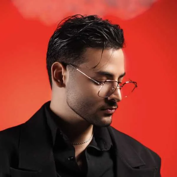 دانلود آهنگ ﻗﺸﻨﮓ ﺗﺮﻳﻦ بن ﺑﺴﺖ دﻧﻴﺎﺳﺖ ﺑﻐﻞ ﺗﻮ