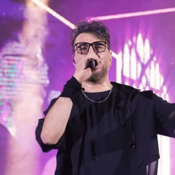 دانلود آهنگ حالا مگه این عاشقی ول میکنه اومده ذله کنه دانلود آهنگ حالا مگه این عاشقی ول میکنه اومده ذله کنه