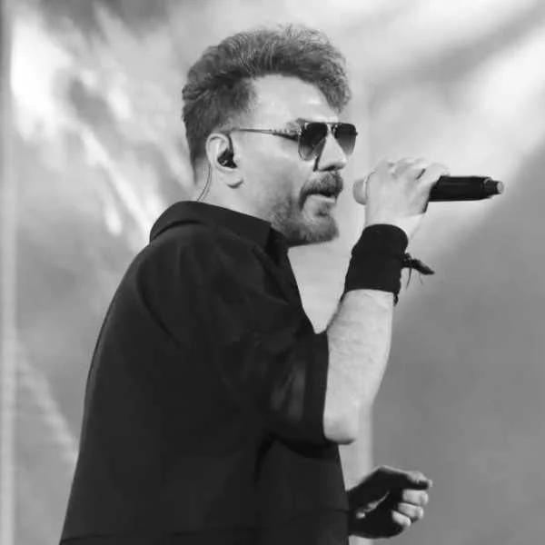 دانلود آهنگ سر هیچ و پوچ دنیا منو جا گذاشتی