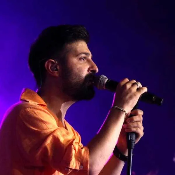 دانلود آهنگ با دست خالیم تورا گرفتم و رها نکردم