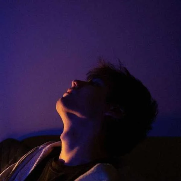 دانلود آهنگ هر شب با گریه میخوابم لعنت به این جدایی دانلود آهنگ هر شب با گریه میخوابم لعنت به این جدایی