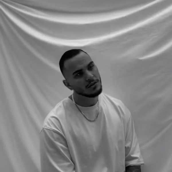 دانلود آهنگ تو یه زخمی روی قلبم که فشارش میدم از قصد