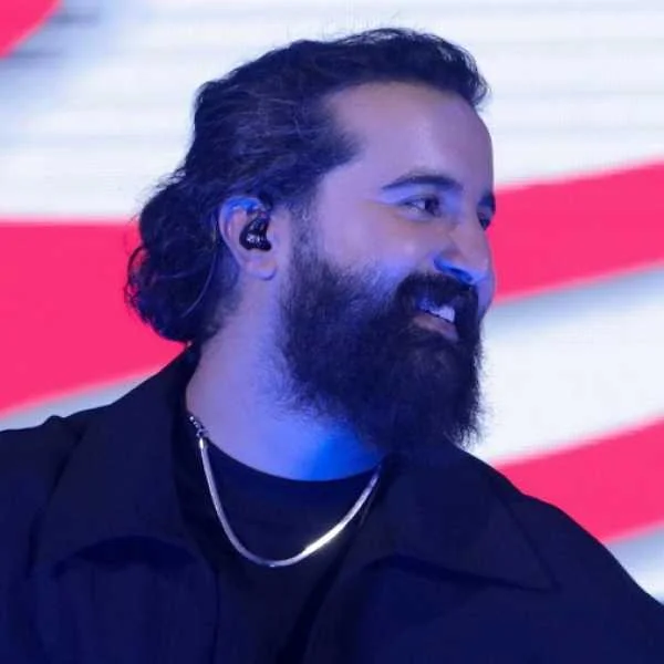 دانلود آهنگ ﺑﺮای اوﻟﻴﻦ ﺑﺎر اﻧﻘﺪ ﻋﺎﺷﻘﻢ ای ﻏﺮﻳﺒﻪ