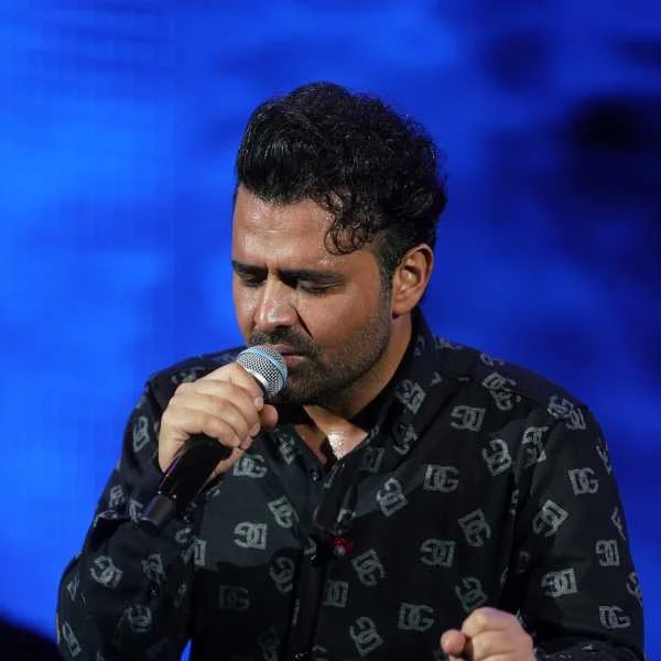 دانلود آهنگ میدونی چقد صورت من شونتو کم داره