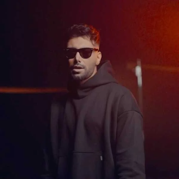 دانلود آهنگ دﻳﻮوﻧﻪ ﻣﻴﻜﻨﻪ ﻣﻨﻮ زﻳﺎد ﭼﺸﻤﺎی ﻣﺸﻜﻰ ﻣﻮی ﺳﻴﺎت