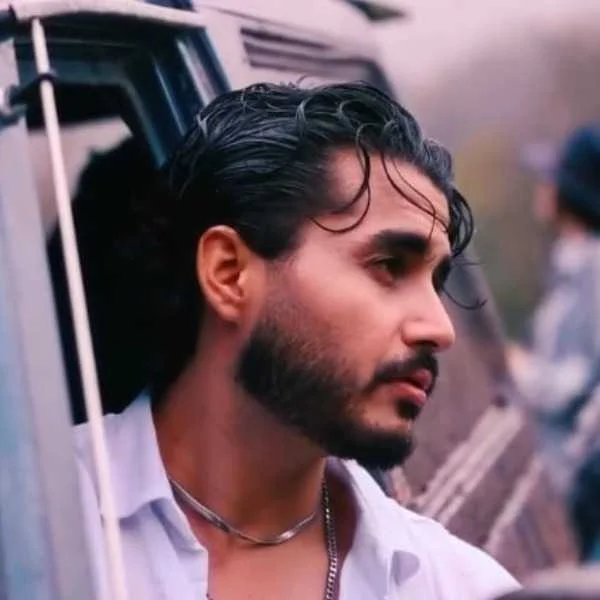 دانلود آهنگ منو لا به لای خاطره هات پیدام کن