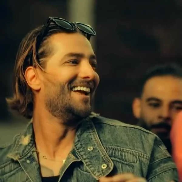 دانلود آهنگ ﻟﺐ درﻳﺎ ﺗﻮرو دﻳﺪم ﻫﻠﻰ ﻫﻠﻰ