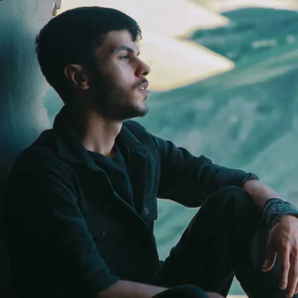 دانلود آهنگ شده باهاش قدم بزنی و بارون بگیره