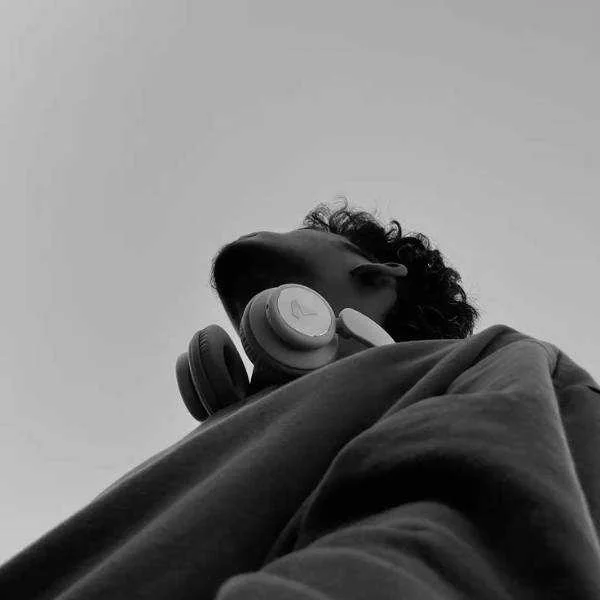 دانلود آهنگ ﺗﻮ ﻛﺠﺎﻳﻰ اﻟﺎن ﻣﻦ ﻣﻮﻧﺪم و ﻣﺴﺘﻰ