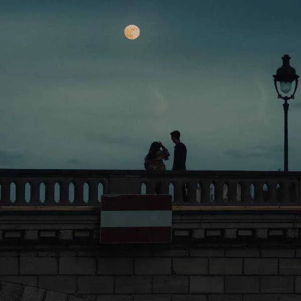 دانلود آهنگ تویی خورشید تابانم که می تابد به ایوانم