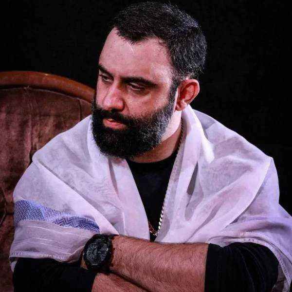 دانلود مداحی مادر انداخته گردن من این مدال نوکریو