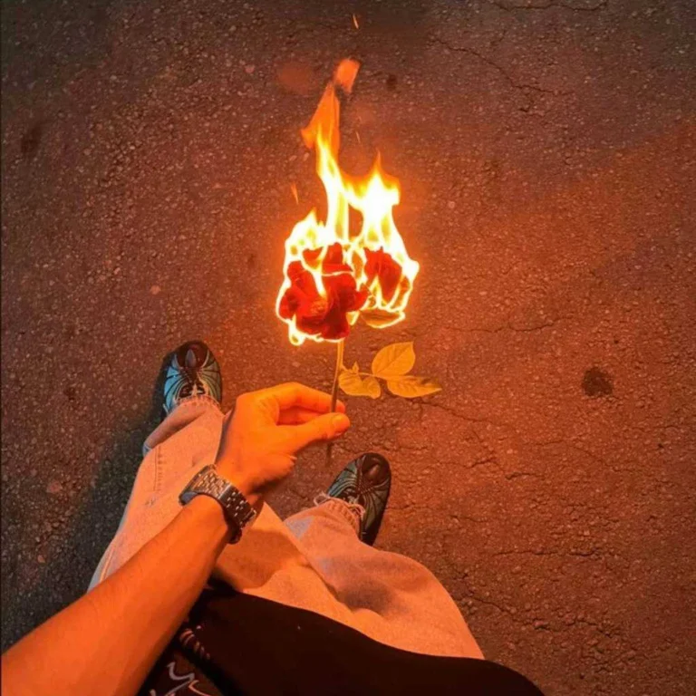 دانلود آهنگ خستم از احساسات فیک تو خالی